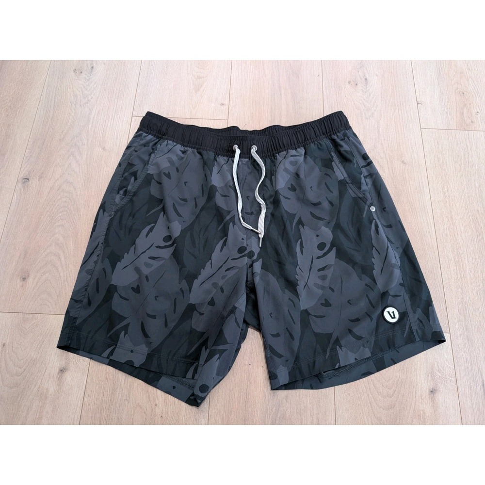 Vuori Kore Shorts Mens Large Black Gray Camo Leaf Print Lined 7" V302 Training